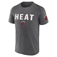 T-shirt d'entraînement pour homme avec logo Athletic Heather Charcoal Miami Heat Block