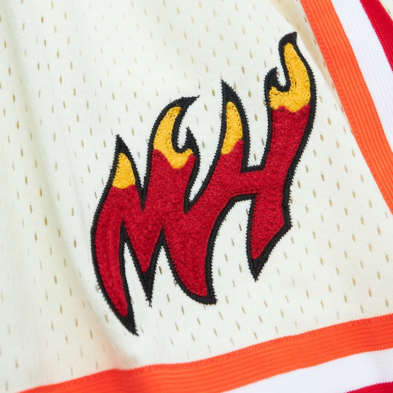 Short Swingman crème Miami Heat à coutures en chaîne Mitchell & Ness pour hommes