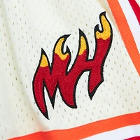 Short Swingman crème Miami Heat à coutures en chaîne Mitchell & Ness pour hommes