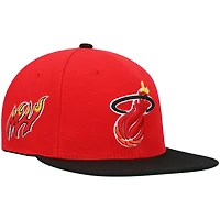 Casquette Snapback Mitchell & Ness rouge/noir Miami Heat Hardwood Classics pour hommes