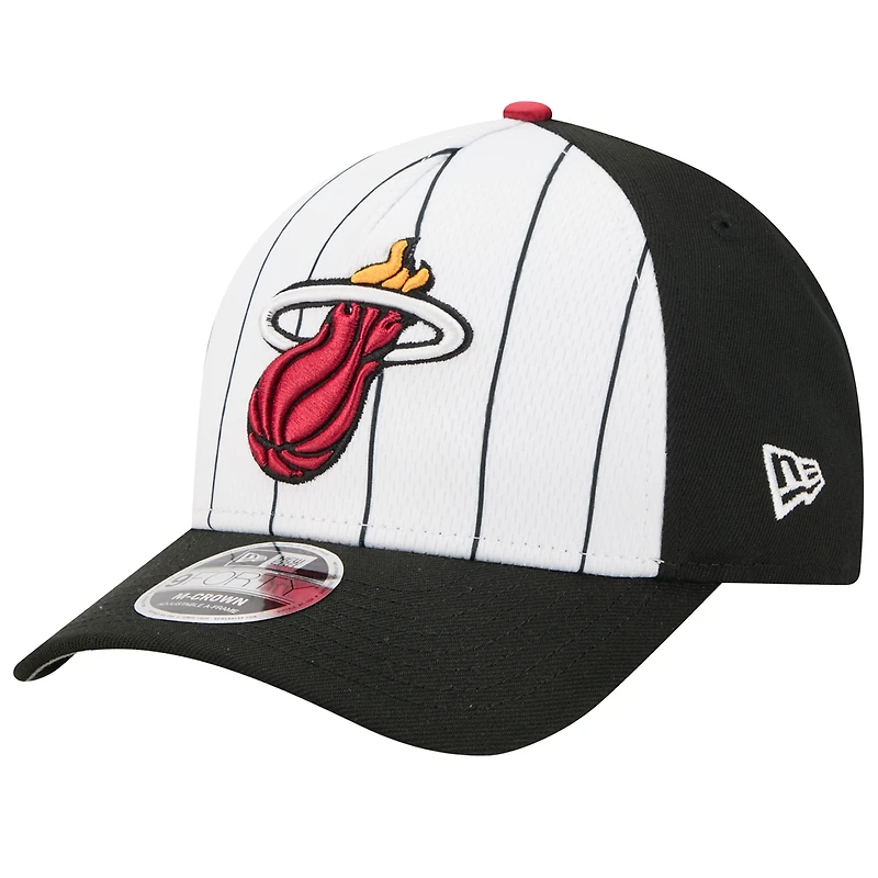 Casquette ajustable New Era blanche/noire Miami Heat 2025 NBA Tip Off M-Crown A-Frame 9FORTY pour homme