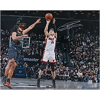 Photo dédicacée de Tyler Herro (Miami Heat) - 40 x 50 cm (16 x 20 pouces) - Tir contre les Brooklyn Nets