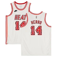Maillot Nike Swingman blanc dédicacé par Tyler Herro des Miami Heat 2022-23