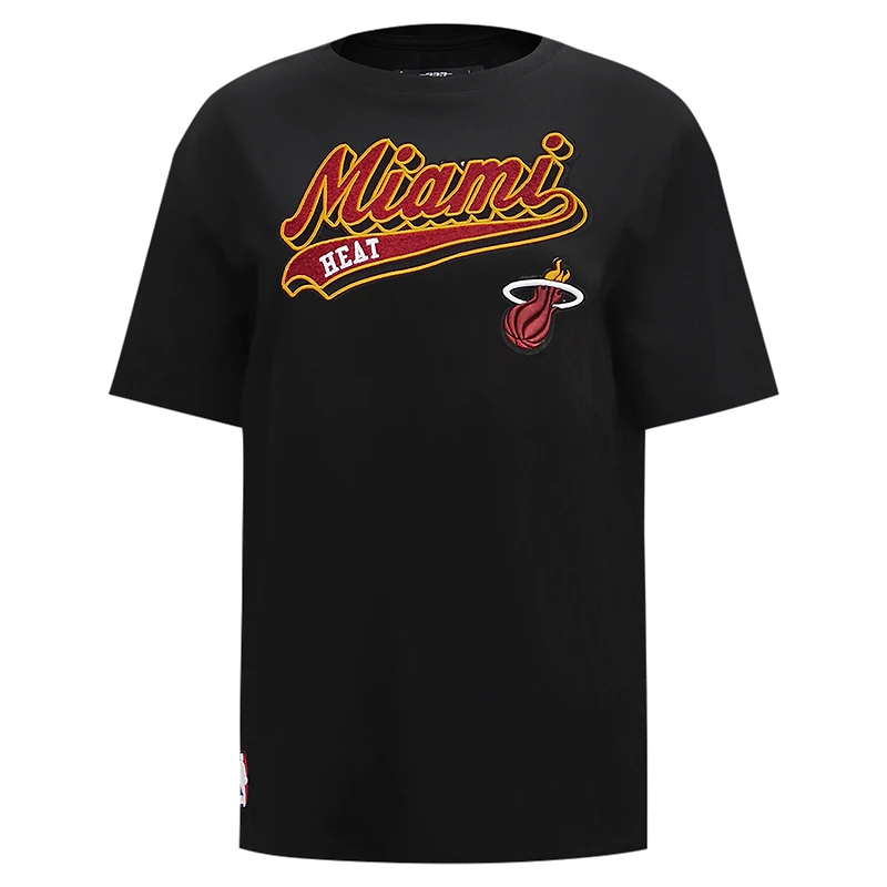 T-shirt petit ami Pro Standard noir Miami Heat Script pour femmes