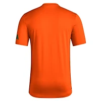 T-shirt adidas orange Miami Hurricanes Football Helmet Pre-Game AEROREADY pour homme
