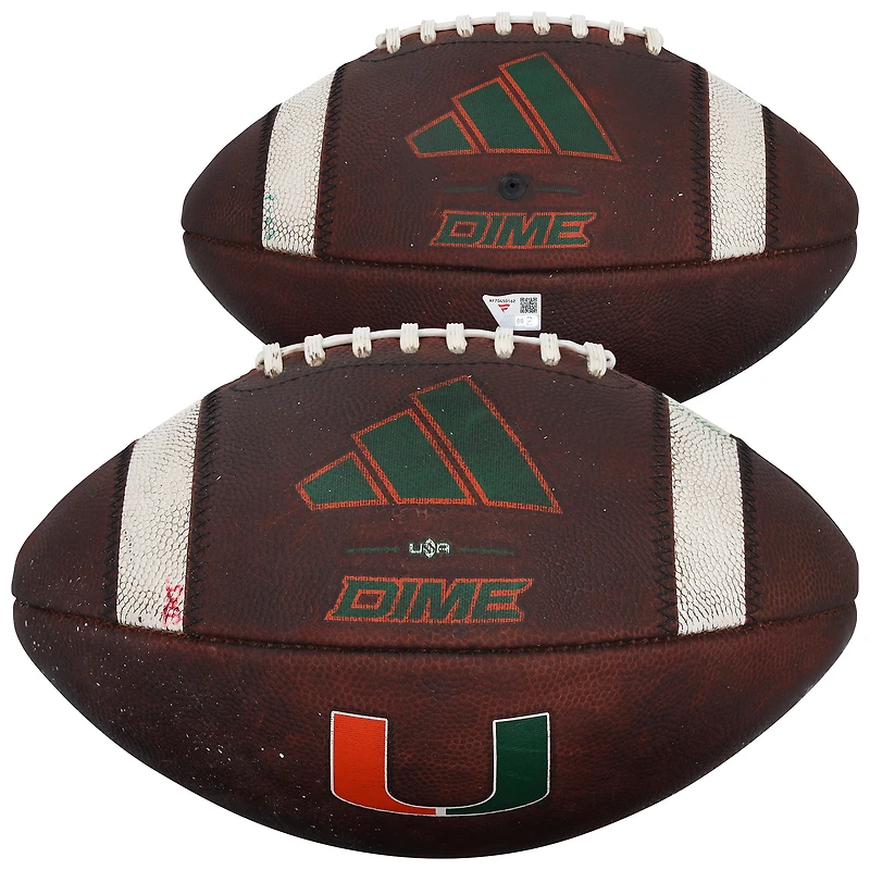Ballon de football utilisé lors du match des Miami Hurricanes contre les Stanford Cardinal le 25 octobre 2025