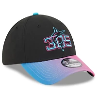 Casquette City Connect 39THIRTY Flex noire/rose pour homme des Miami Marlins 2025 de New Era