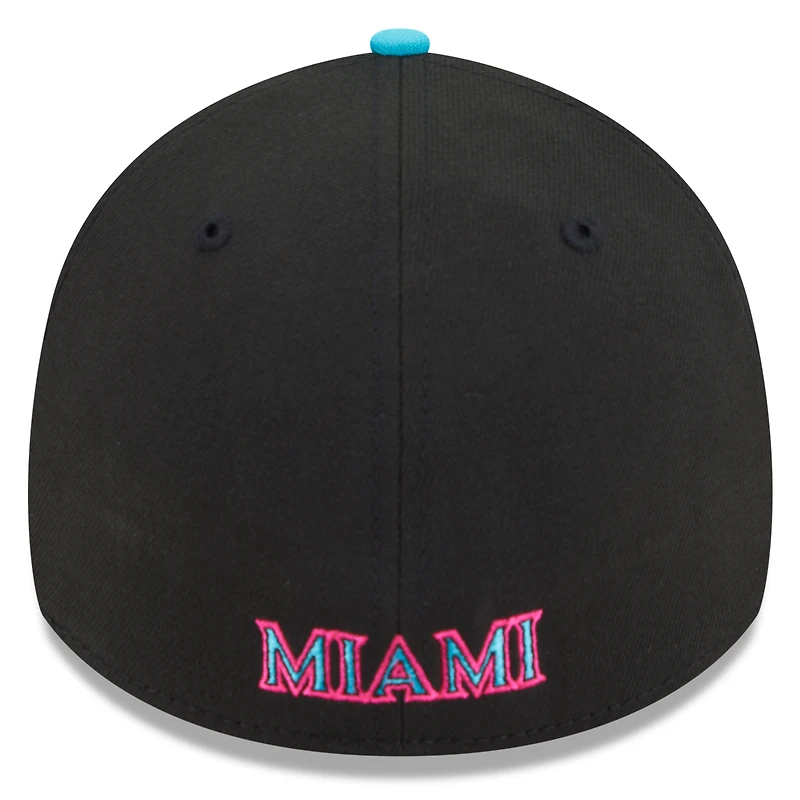 Casquette City Connect 39THIRTY Flex noire/rose pour homme des Miami Marlins 2025 de New Era