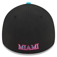 Casquette City Connect 39THIRTY Flex noire/rose pour homme des Miami Marlins 2025 de New Era