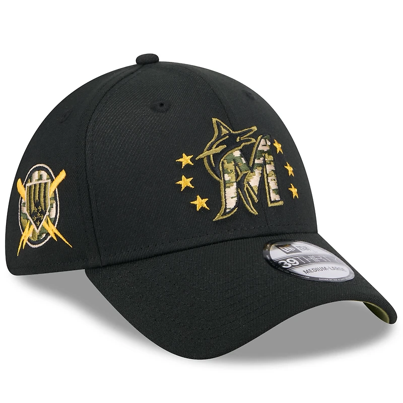Casquette flexible 39THIRTY pour la Journée des forces armées 2024 New Era noire Miami Marlins hommes