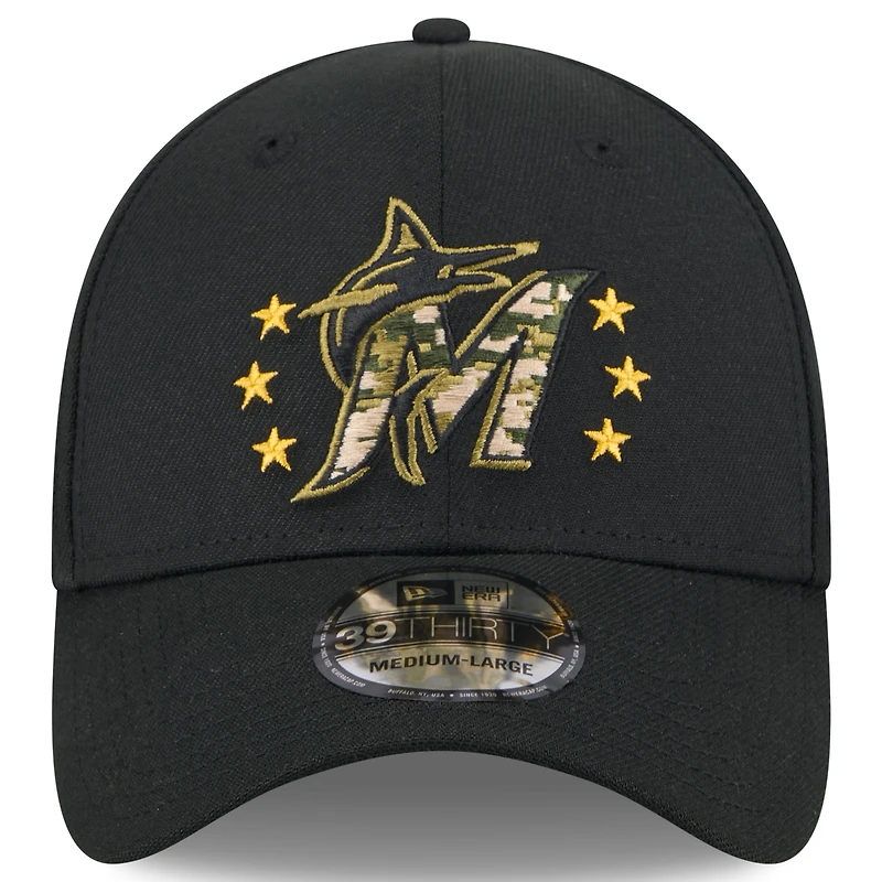 Casquette flexible 39THIRTY pour la Journée des forces armées 2024 New Era noire Miami Marlins hommes