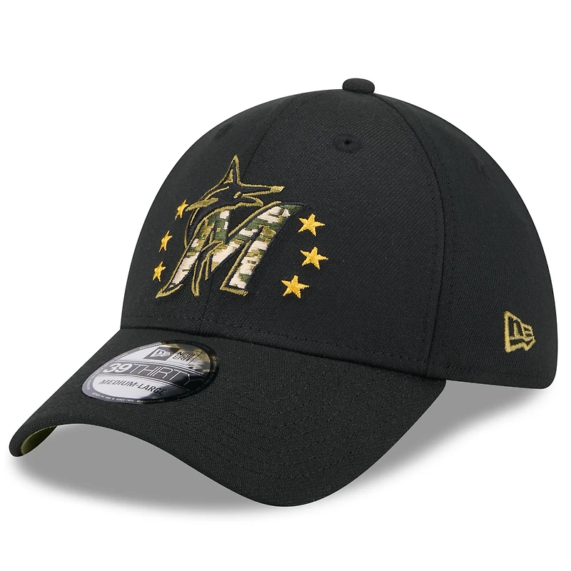 Casquette flexible 39THIRTY pour la Journée des forces armées 2024 New Era noire Miami Marlins hommes