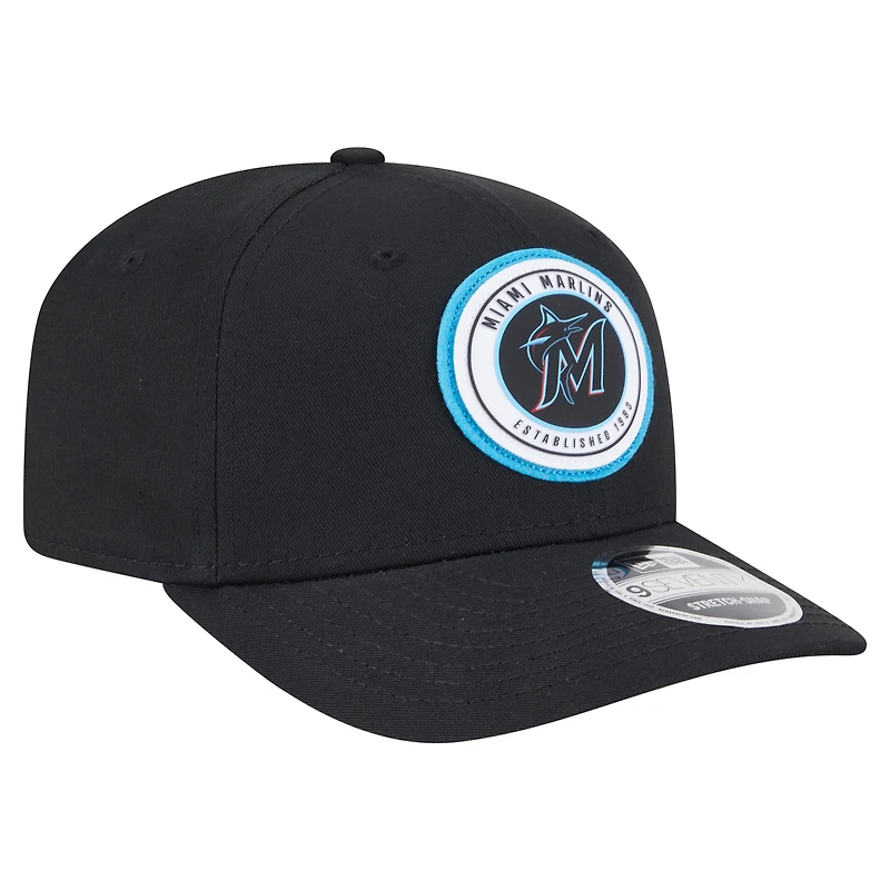 Casquette extensible à bouton-pression New Era noire Miami Marlins Circle Patch 9SEVENTY pour homme