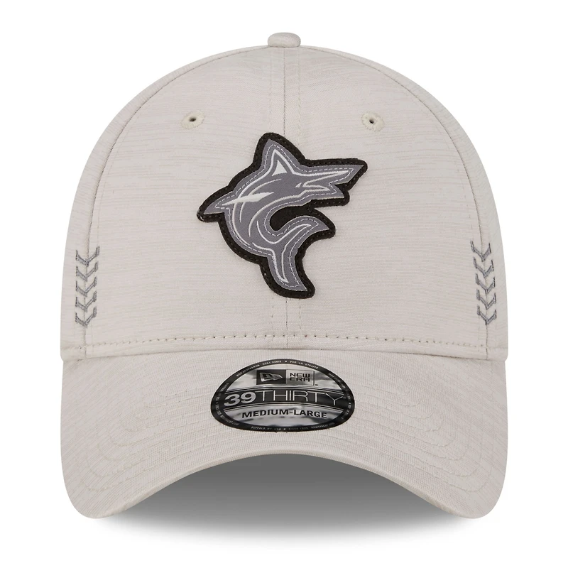 Casquette New Era 39THIRTY Flex crème Miami Marlins 2024 Clubhouse pour homme