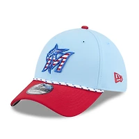 Casquette New Era 39THIRTY Flex bleu clair/rouge pour homme des Miami Marlins 2025, 4 juillet