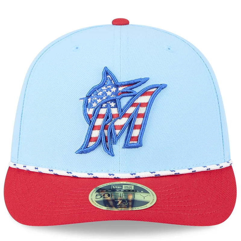 Casquette ajustée 59FIFTY bleu clair/rouge Miami Marlins 2025 pour homme, modèle 4 juillet, à profil bas