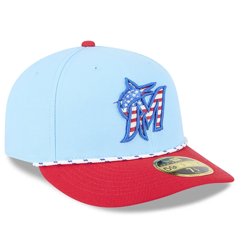 Casquette ajustée 59FIFTY bleu clair/rouge Miami Marlins 2025 pour homme, modèle 4 juillet, à profil bas