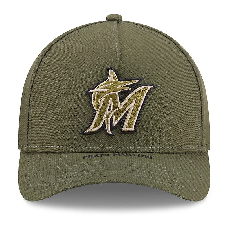 Casquette ajustable New Era Olive Miami Marlins 2026 Journée des forces armées 9FORTY M-Crown pour jeunes