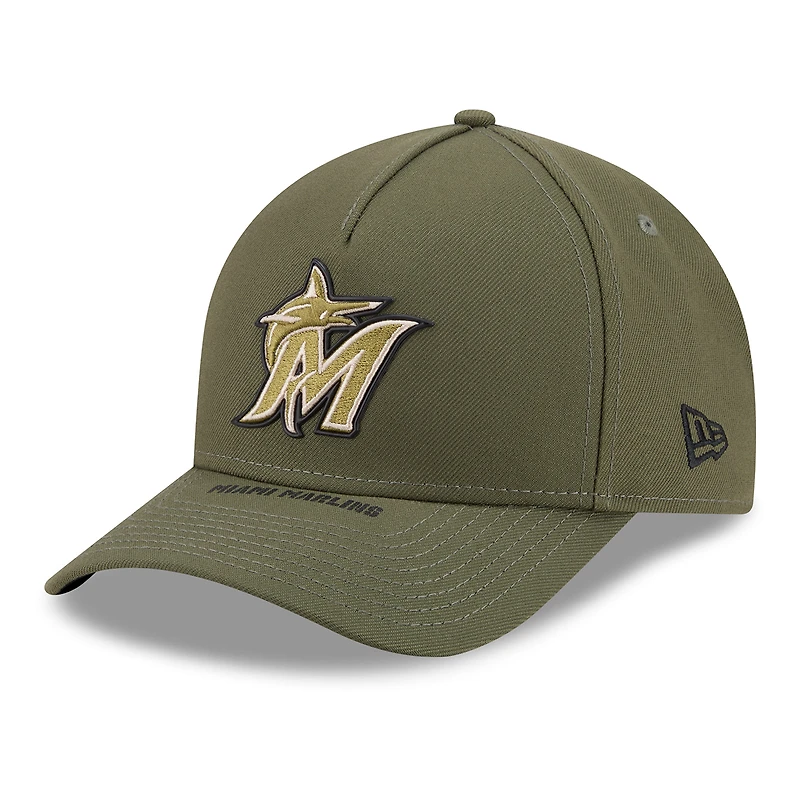 Casquette ajustable New Era Olive Miami Marlins 2026 Journée des forces armées 9FORTY M-Crown pour jeunes