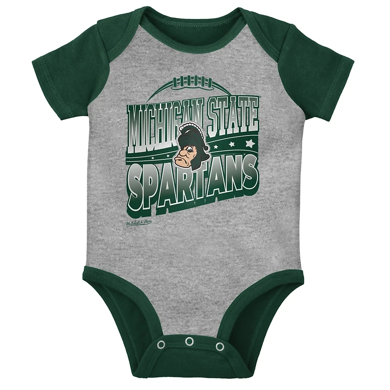 Ensemble de 3 pièces Mitchell & Ness vert/gris chiné pour bébé, comprenant un body, bavoir et des chaussons aux couleurs Spartans l'Université d'État du Michigan.