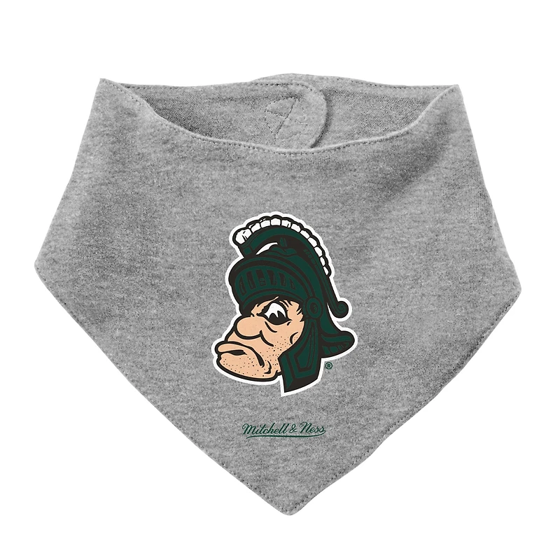 Ensemble de 3 pièces Mitchell & Ness vert/gris chiné pour bébé, comprenant un body, bavoir et des chaussons aux couleurs Spartans l'Université d'État du Michigan.