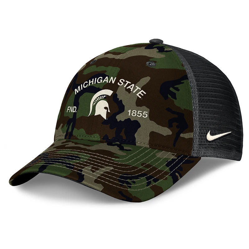 Casquette trucker ajustable Nike Camo Michigan State Spartans 2025 pour homme, en hommage aux militaires.