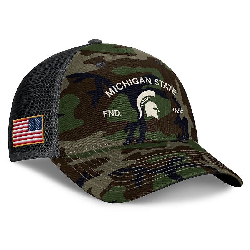 Casquette trucker ajustable Nike Camo Michigan State Spartans 2025 pour homme, en hommage aux militaires.