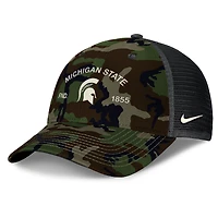 Casquette trucker ajustable Nike Camo Michigan State Spartans 2025 pour homme, en hommage aux militaires.