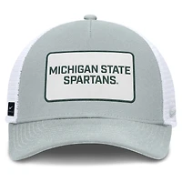 Casquette ajustable Nike grise/blanche Michigan State Spartans 2025 On-Field Rise Patch Trucker pour homme