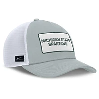 Casquette ajustable Nike grise/blanche Michigan State Spartans 2025 On-Field Rise Patch Trucker pour homme