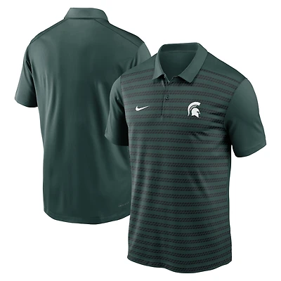 Polo Nike vert Michigan State Spartans 2024 pour homme, en début de saison, avec les entraîneurs sur le terrain.