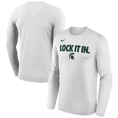 T-shirt à manches longues Nike blanc Michigan State Spartans 2026 pour homme, porté sur le banc de touche.