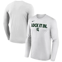 T-shirt à manches longues Nike blanc Michigan State Spartans 2026 pour homme, porté sur le banc de touche.