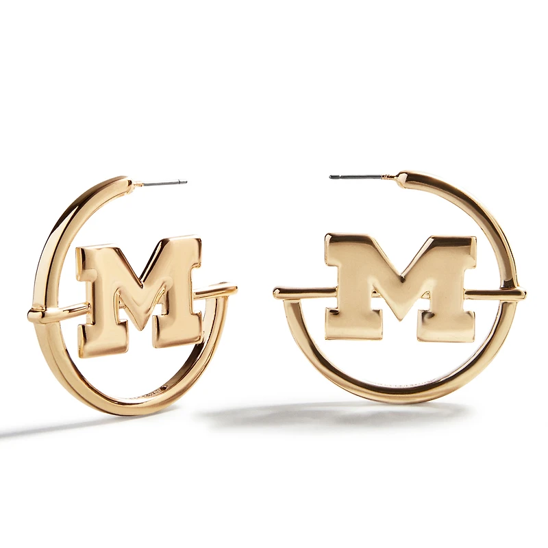 Boucles d'oreilles créoles BaubleBar avec logo des Wolverines du Michigan