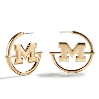 Boucles d'oreilles créoles BaubleBar avec logo des Wolverines du Michigan