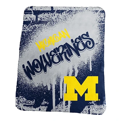 Couverture polaire classique à motif graffiti de 50" x 60" de la marque Logo Brands Michigan Wolverines
