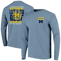 T-shirt à manches longues pour homme, couleurs confort bleues, Michigan Wolverines, champions nationaux de basketball masculin NCAA 2026, avec inscription superposée