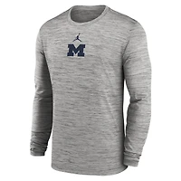 T-shirt à manches longues Jordan Brand Michigan Wolverines 2025 Sideline Velocity Dri-FIT gris pour homme
