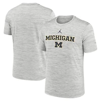 T-shirt Jordan Brand Michigan Wolverines 2025 Sideline Velocity Dri-FIT pour homme, gris