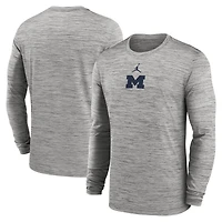 T-shirt Jordan Brand gris à manches longues pour homme, Michigan Wolverines 2025 Sideline Velocity Performance