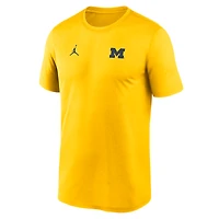 T-shirt Jordan Brand bleu marine Michigan Wolverines 2025 Sideline pour homme avec petit logo Legend Dri-FIT