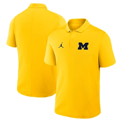 Polo Jordan Brand Maize Michigan Wolverines Primetime Victory pour homme avec logo principal