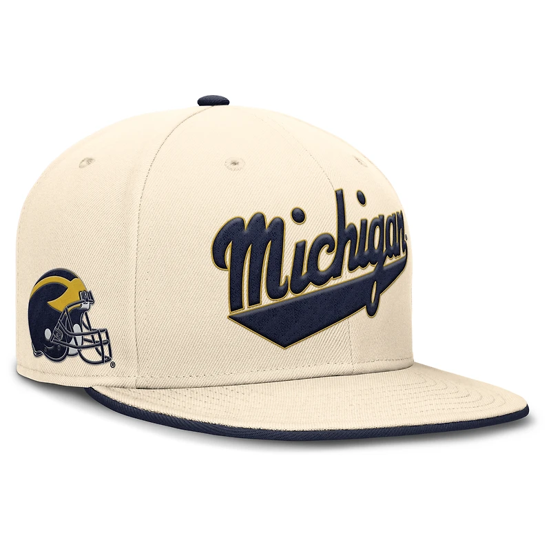 Casquette ajustée Jordan Brand Natural Michigan Wolverines 2026 Primetime pour homme
