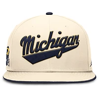 Casquette ajustée Jordan Brand Natural Michigan Wolverines 2026 Primetime pour homme