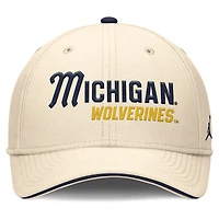 Casquette Jordan Brand Natural Michigan Wolverines 2026 Primetime Swooshflex pour homme