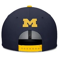 Casquette Jordan Brand bleu marine/maïs Michigan Wolverines 2025 Sideline Campus Pro Local Snapback pour homme