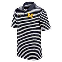 Polo Jordan Brand Dri-FIT rayé bleu marine/blanc pour homme des Michigan Wolverines Primetime Victory