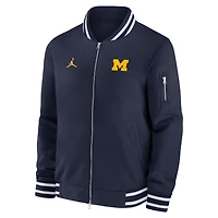 Veste aviateur entièrement zippée Jordan Brand Michigan Wolverines 2024 Sideline pour homme bleu marine