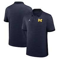 Polo Jordan Brand bleu marine Michigan Wolverines 2025 pour homme, début de saison, entraîneurs, Victory Stripe Dri-FIT