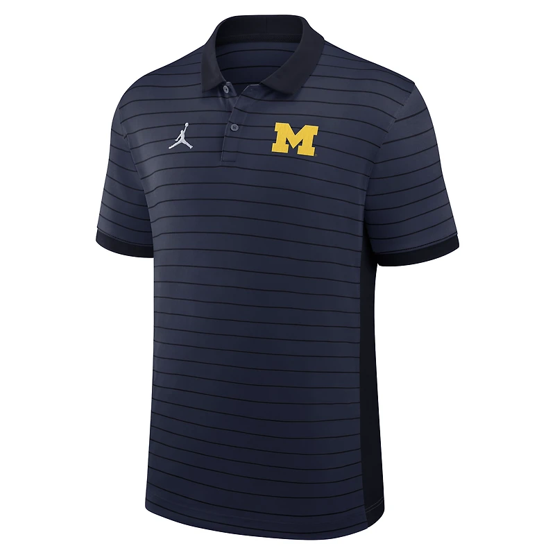 Polo Jordan Brand bleu marine Michigan Wolverines 2025 pour homme, début de saison, entraîneurs, Victory Stripe Dri-FIT